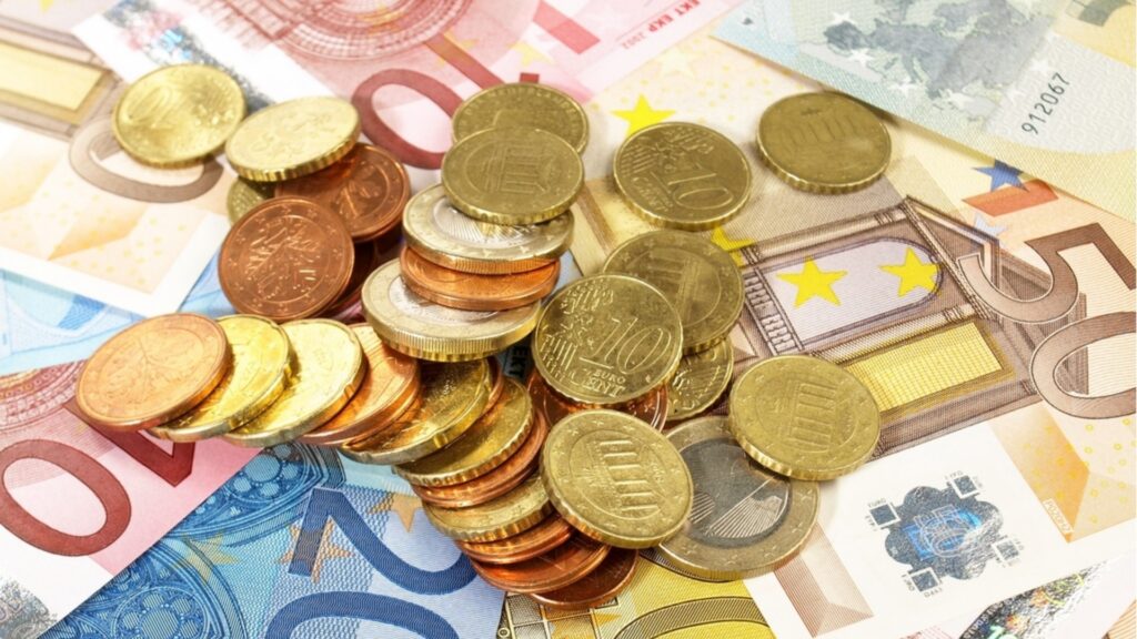 Еврото на прага: България се сбогува с лева и посреща единната валута